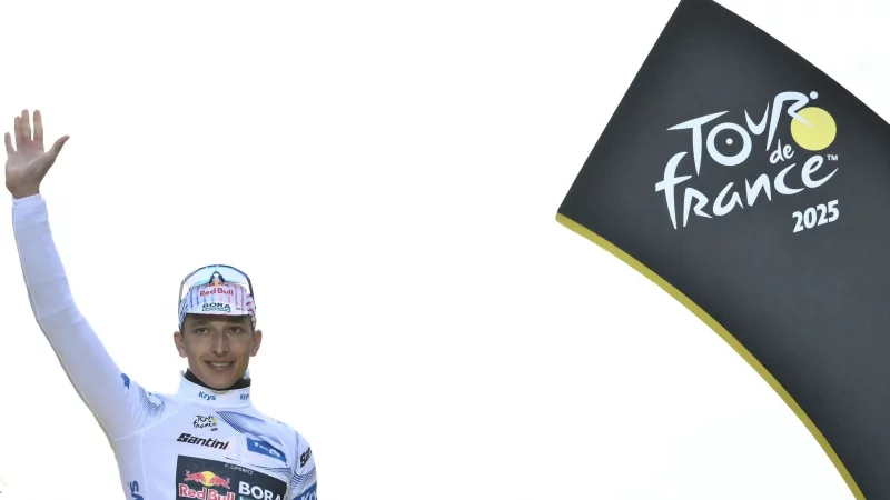 Bei der Tour wieder dabei: Florian Lipowitz - © Marco Bertorello/AFP/dpa