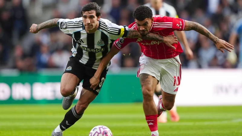 Sandro Tonali (links) setzte sich mit Newcastle gegen Nottingham durch. - © Owen Humphreys/PA Wire/dpa