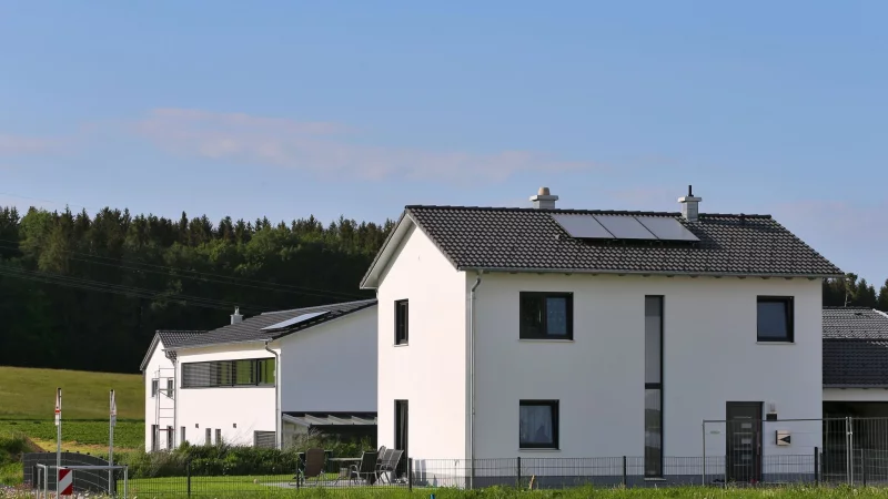 Beim Kauf eines bebauten Grundst&uuml;cks f&uuml;r die Vermietung k&ouml;nnen die Kosten f&uuml;r Geb&auml;ude, Nebengeb&auml;ude und Au&szlig;enanlagen &uuml;ber die Jahre abgeschrieben werden. - &copy; Karl-Josef Hildenbrand/dpa/dpa-tmn