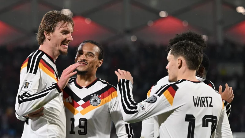 Vorbereiter San&eacute; und Torj&auml;ger Woltemade k&ouml;nnen nach dem m&uuml;hsamen Sieg in Luxemburg jubeln. - &copy; Federico Gambarini/dpa