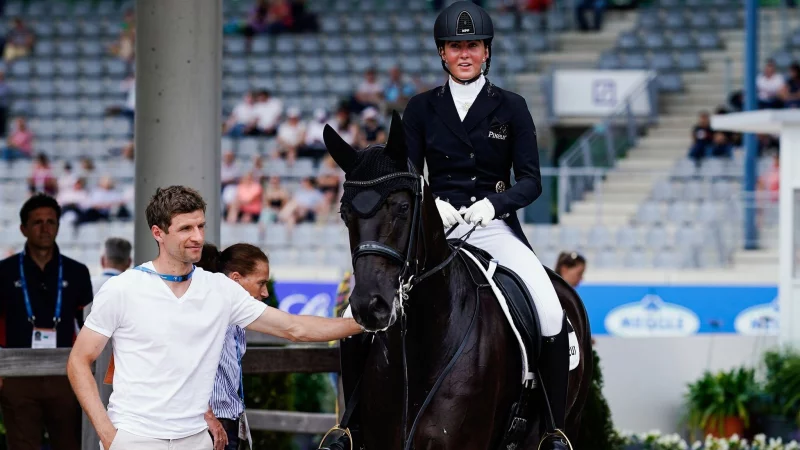 Sonst hoch zu Ross, jetzt in der Politik zu Besuch: Dressurreiterin Lisa Müller macht ein Praktikum im bayerischen Landtag. (Archivbild) - © Uwe Anspach/dpa