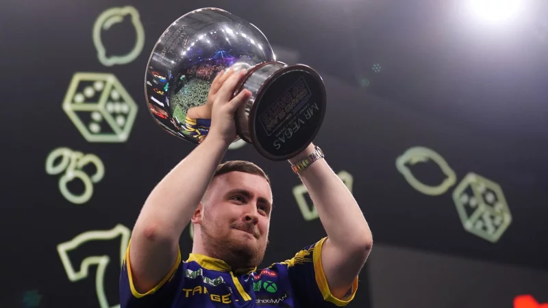 Troph&auml;e und Primus: Luke Littler ist vor der WM voll auf Kurs. - &copy; Martin Rickett/PA Wire/dpa