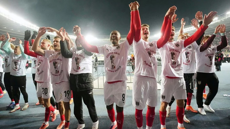 Hoch die H&auml;nde: &Ouml;sterreich reist erstmals seit 1998 wieder zu einer WM. - &copy; Georg Hochmuth/APA/dpa