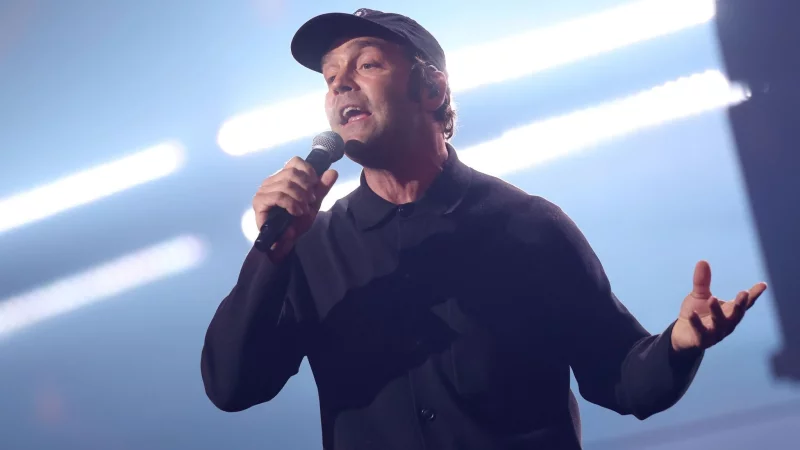 Der Hamburger S&auml;nger Bosse hat sein neues Lied gegen Hass und Gewalt im Netz nun als jugendfreie Version neu aufgenommen. (Archivbild) - &copy; Christian Charisius/dpa