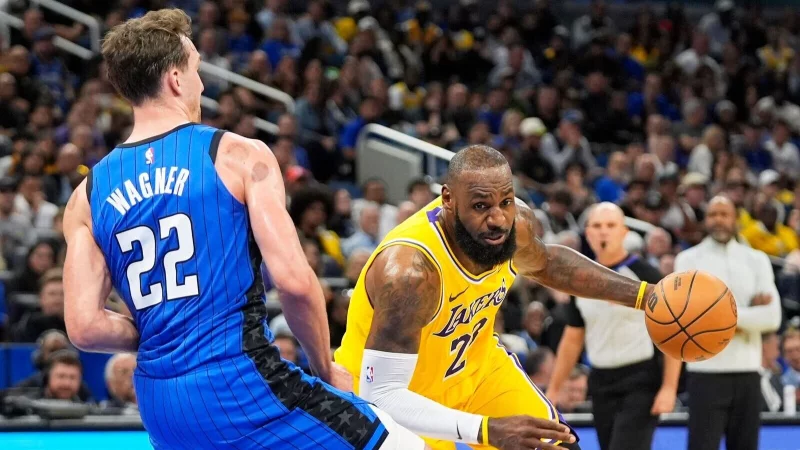 Im Duell mit den ganz Gro&szlig;en wie LeBron James: Franz Wagner. - &copy; John Raoux/AP/dpa