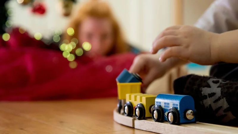 Auch wenn Papa sich von Mama getrennt hat: Finanziell bleiben Ex-Partner miteinander verbunden. Denn es besteht eine Unterhaltspflicht f&uuml;rs Kind. - &copy; Christin Klose/dpa-tmn