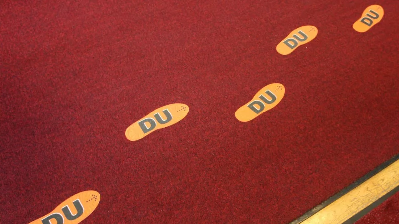 Zum «Du» geht's hier lang: Viele Firmen werben inzwischen mit flachen Hierarchien. - © Karl-Josef Hildenbrand/dpa/dpa-tmn