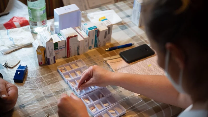 Hilfe beim Organisieren und Einnehmen von Medikamenten: Auch hier kann ein Pflegedienst helfen. - © Sebastian Gollnow/dpa/dpa-tmn