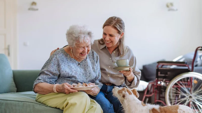 Selbstfürsorge nützt doppelt: Wer als pflegender Angehöriger gut auf sich selbst aufpasst, hat Energie, um für die pflegebedürftige Person da zu sein. - © Halfpoint/Westend61/dpa-tmn