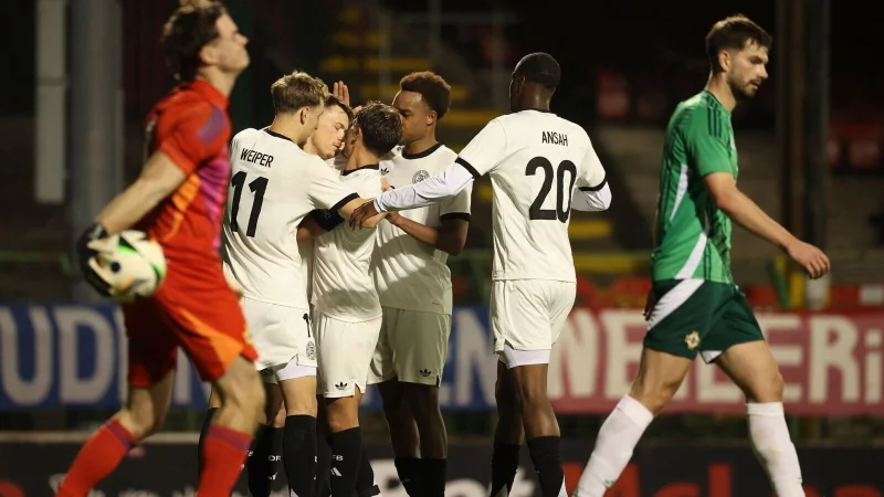 Am Ende jubelt die deutsche Mannschaft über einen wichtigen Sieg. - © Christian Charisius/dpa