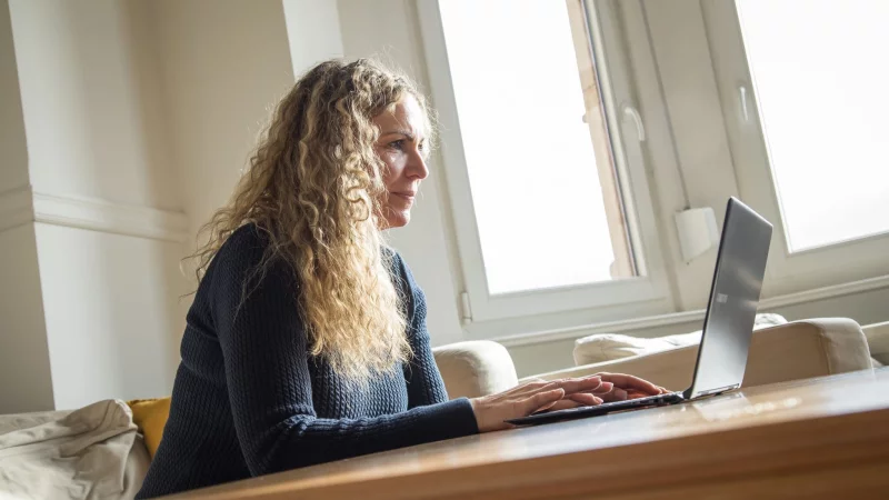 Nanu, ist die Stellenanzeige KI-generiert? Umfragen zeigen, ob Jobsuchende das erkennen, wie sie darauf reagieren und was sie sonst noch beim Bewerbungsprozess bewegt. - &copy; Christin Klose/dpa-tmn