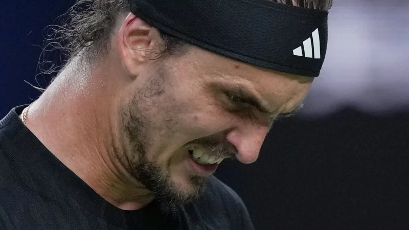 Alexander Zverev hinkt seiner Topform weit hinterher. - © Andy Wong/AP/dpa