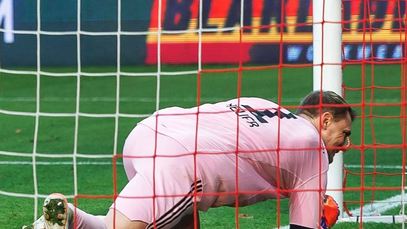 Manuel Neuer sah beim Tor der Berliner ungl&uuml;cklich aus. - &copy; Andreas Gora/dpa