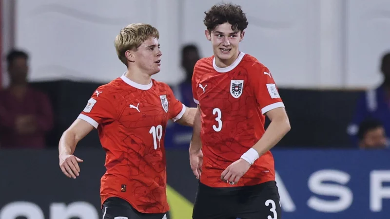 Johannes Moser (l) sorgt f&uuml;r den erstmaligen WM-Einzug. - &copy; Hussein Sayed/AP/dpa