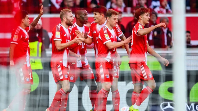 Traf sehenswert zur Münchner 1:0-Führung: Konrad Laimer (2.v.l.). - © Tom Weller/dpa