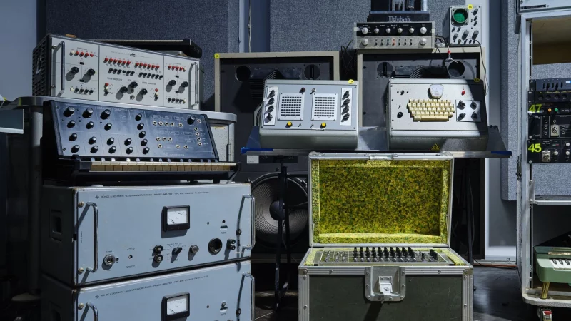 Mehr als 450 St&uuml;cke aus dem Nachlass von Florian Schneider wurden versteigert. - &copy; Julien's Auctions/dpa