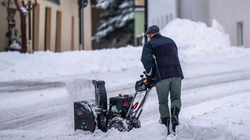 Selbst machen oder Dienstleister beauftragen? Wer sich beim Schneeschieben für letzteres entscheidet, kann nicht nur Zeit, sondern auch Steuern sparen. - © Kristin Schmidt/dpa-Zentralbild/dpa-tmn