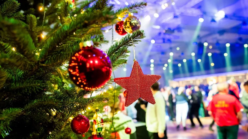 Kreative Spiele bringen frischen Wind in die Weihnachtsfeier, f&ouml;rdern Wertsch&auml;tzung und st&auml;rken das Teamgef&uuml;hl. - &copy; Christoph Soeder/dpa/dpa-tmn