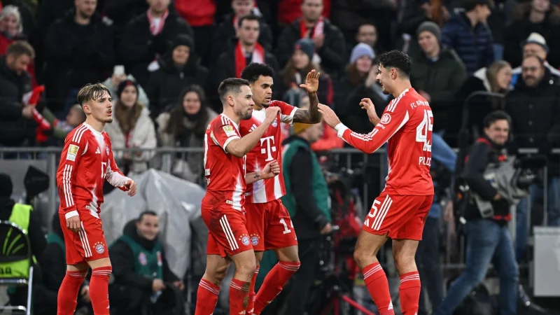 Am Ende konnten die Münchner um Luis Díaz (2.v.r.) doch jubeln. - © Sven Hoppe/dpa