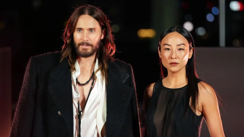Jared Leto (links) ist im Film Ares, ein Programm, das als KI-Soldat in die reale Welt eintritt - hier ist er bei einem Fototermin mit Kollegin Greta Lee in Berlin zu sehen. (Archivbild) - &copy; Soeren Stache/dpa
