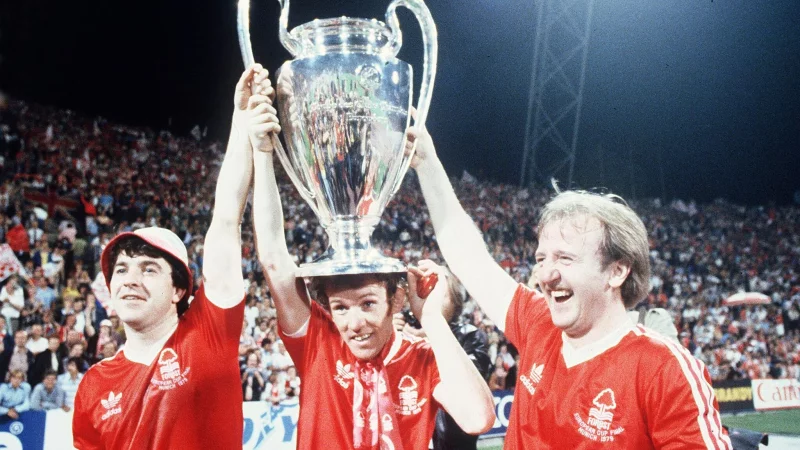 Einer seiner gr&ouml;&szlig;ten Momente: 1979 feiert John Robertson (l) den ersten von zwei Triumphen im Europapokal der Landesmeister mit Nottingham Forest. - &copy; Uncredited/AP/dpa