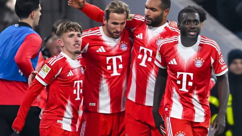 Über ihre Zukunft wird in München viel gesprochen: Dayot Upamecano (r) und Harry Kane (2.v.l.). (Archivbild) - © Sven Hoppe/dpa