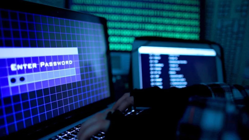Passwortmanager helfen, komplexe und einzigartige Zugangsdaten für verschiedene Konten sicher zu verwalten: Die Nutzung verringert das Risiko schwacher Passwörter im Alltag. - © Oliver Berg/dpa/dpa-tmn