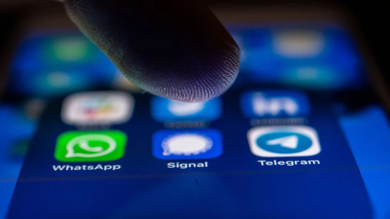 Signal erm&ouml;glicht jetzt Umfragen direkt im Gruppenchat: Entscheidungen lassen sich unkompliziert gemeinsam treffen. - &copy; Zacharie Scheurer/dpa-tmn