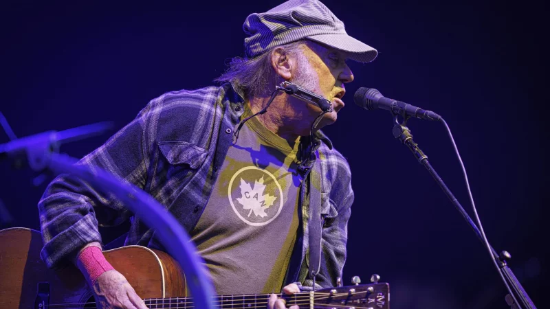 Neil Young wird 80. (Archivbild) - © Valentin Flauraud/KEYSTONE/dpa