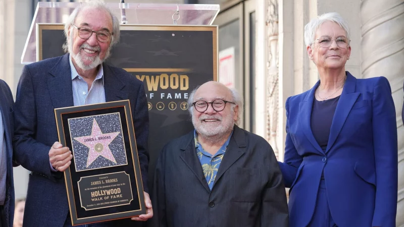 James L. Brooks ließ sich von Danny DeVito und Jamie Lee Curtis feiern. - © Chris Pizzello/Invision/AP/dpa