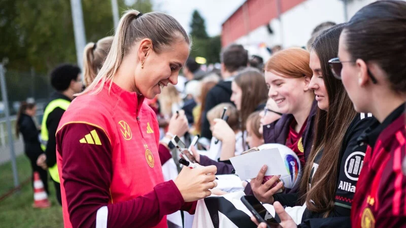 Im Nationalteam ist das Interesse an Bayerns Klara Bühl & Co. deutlich größer als in der Bundesliga. - © Marius Becker/dpa