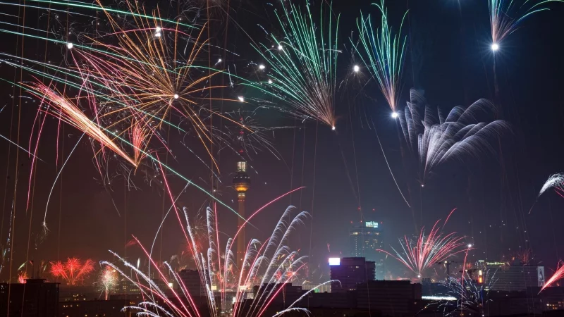 Feuerwerk sieht am Nachthimmel oft sch&ouml;n aus - ist aber l&auml;ngst nicht &uuml;berall erlaubt. Gerade in Innenst&auml;dten gelten vielerorts Verbotszonen. - &copy; picture alliance / dpa
