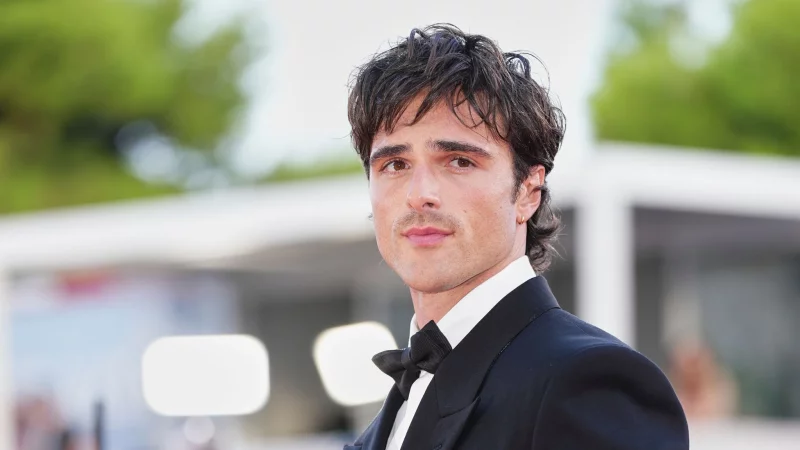 Hollywood-Schauspieler Jacob Elordi freute sich eigenen Worten zufolge über große Schmerzen, die er vor Beginn der Dreharbeiten zu «Frankenstein» hatte. (Archivbild) - © Scott A Garfitt/Invision/AP/dpa