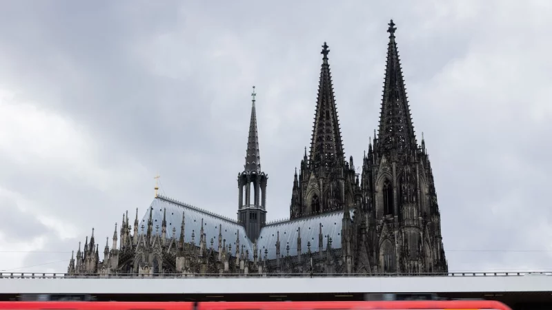 Ab Freitag (14.11.) fahren bis zum 24. November keine Fern- und Regionalz&uuml;ge zum K&ouml;lner Hauptbahnhof, sondern machen einen Bogen um das Zentrum der Rhein-Metropole. - &copy; Rolf Vennenbernd/dpa/dpa-tmn