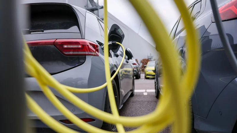Sicherheit hat ihren Preis: Zertifizierte Ladekabel von Markenherstellern bieten deutlich h&ouml;here Sicherheit als No-Name-Produkte aus Fernost. - &copy; Jan Woitas/dpa