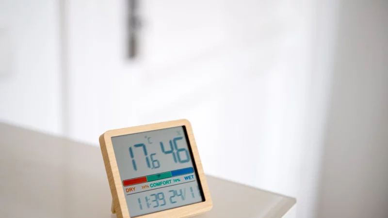 Mit einem Hygrometer l&auml;sst sich die Luftfeuchtigkeit messen. Vor W&auml;nden und Co. sollte sie nicht zu lange &uuml;ber 50 Prozent liegen. - &copy; Zacharie Scheurer/dpa-tmn