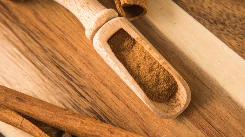 Zimtliebhaber aufgepasst! Wer viel mit Zimt würzt, sollte Ceylon-Zimt bevorzugen, da er deutlich weniger Cumarin als Cassia-Zimt aufweist, ein Aromastoff, der in hohen Mengen leberschädigend wirken kann. - © Christin Klose/dpa-tmn