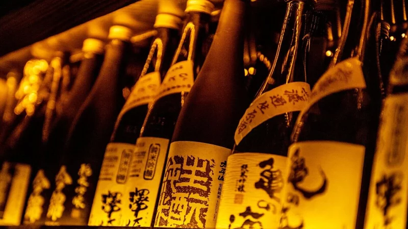 Einen typischen Sake-Geschmack gibt es nicht. Er kann mal birnig-frisch, mal nussig, mal cremig und vollmundig fast wie ein Cherry schmecken. Es gibt ihn auch als Ros&eacute; oder in Rot, mit oder ohne Kohlens&auml;ure. - &copy; Zacharie Scheurer/dpa-tmn