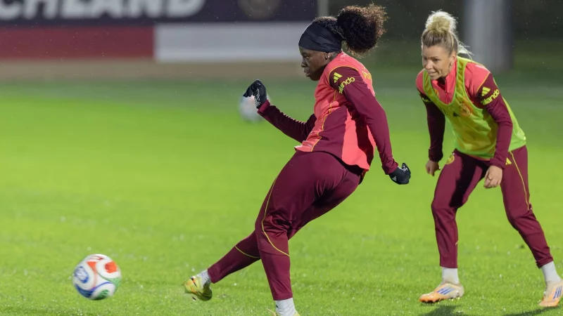 Pr&auml;ziser Abschluss mit der Innenseite: Nationalspielerin Nicole Anyomi beherrscht das St&uuml;rmerinnen-Abc. - &copy; J&uuml;rgen Kessler/dpa