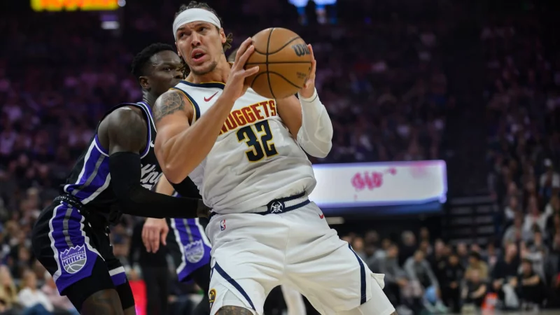 Das war nichts: Dennis Schr&ouml;der (l) verlor mit Sacramento auch gegen die Denver Nuggets um Aaron Gordon. - &copy; Randall Benton/AP/dpa