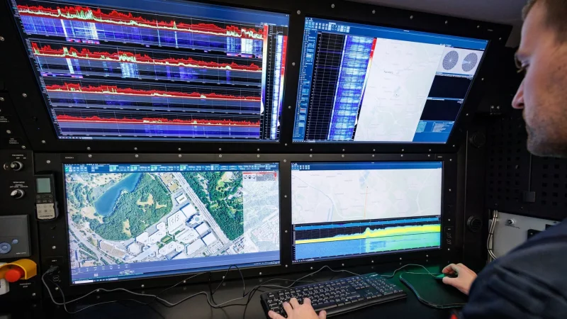 Wer an R&uuml;stung denkt, hat oft Panzer oder Munitionsproduktion im Sinn. Aber auch Software wie etwa f&uuml;r Drohnenerkennungssysteme geh&ouml;rt dazu. - &copy; Daniel Karmann/dpa/dpa-tmn