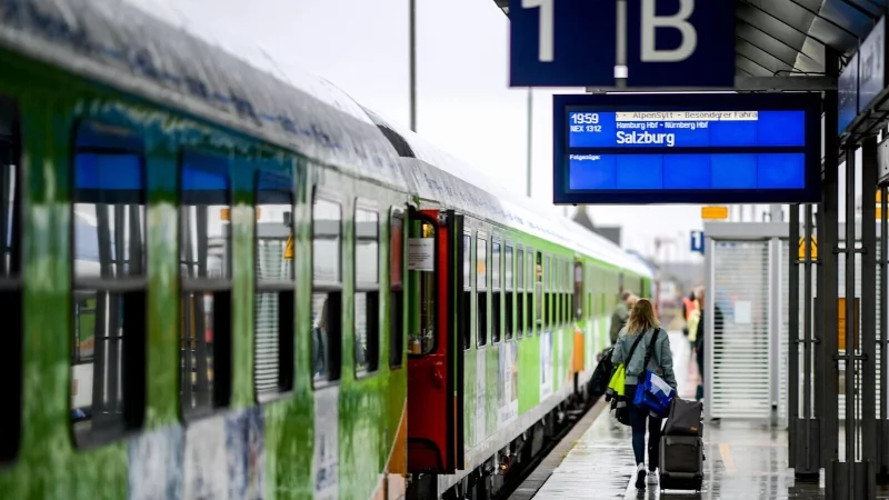 Viele Skigebiete in den Alpen sind gut mit der Bahn erreichbar: In einigen Orten f&uuml;hrt der Weg vom Bahnhof direkt zur Talstation. - &copy; Axel Heimken/dpa