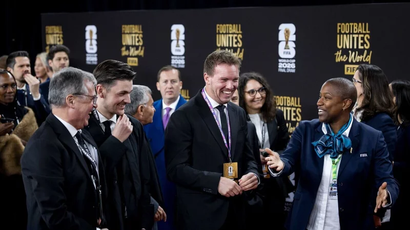 Julian Nagelsmann läuft über den Roten Teppich bei der WM-Auslosung. - © Koen Van Weel/ANP/dpa