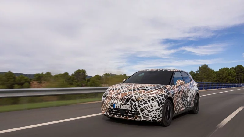 Der neue Cupra Raval erweitert die elektrische Kleinwagenfamilie mit sportlichem Design und niedrigem Schwerpunkt, und soll für rund 26.000 Euro erhältlich sein. - © Cupra/dpa-tmn