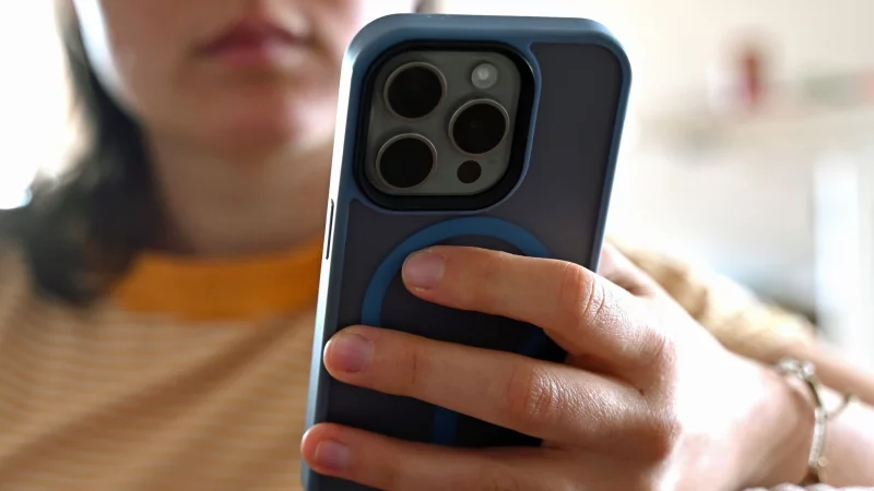 Online-Anzeigen mit dem K&uuml;rzel &bdquo;TG-T&ldquo; locken Minderj&auml;hrige in gef&auml;hrliche Situationen: Hinter harmlos wirkenden Angeboten verbergen sich sexuelle Ausbeutung und Missbrauch. - &copy; Elisa Schu/dpa/dpa-tmn