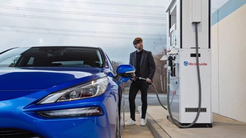 R&uuml;ssel rein, kurz tanken und - elektrisch - weiterfahren: Kurze Tankstopps wie beim herk&ouml;mmlichen Verbrenner sind ein Vorteil der Wasserstoffautos. - &copy; Toyota/dpa-tmn