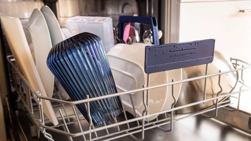 Richtig beladen, Strom sparen: So senkt der Geschirrsp&uuml;ler die Kosten. - &copy; Christin Klose/dpa-tmn