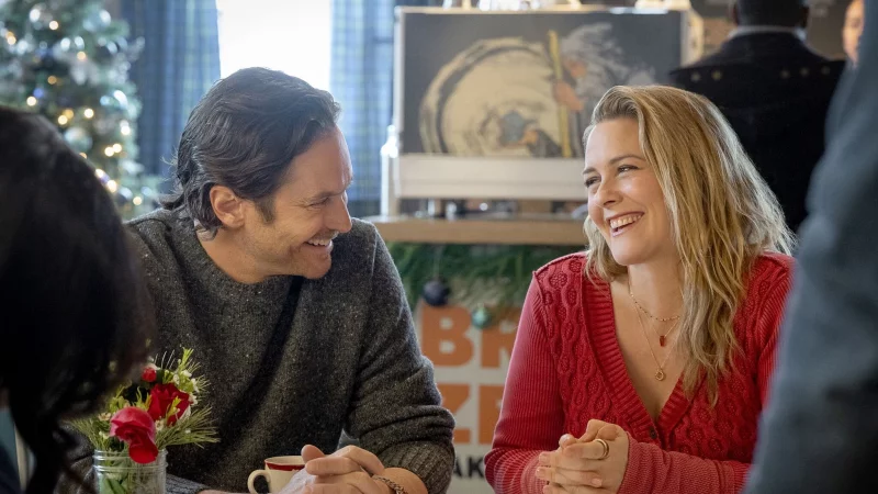 Oliver Hudson als Everett und Alicia Silverstone als Kate im neuen Netflix-Weihnachtsfilm &laquo;A Merry Little Ex-Mas&raquo;. (Start am 12. November) - &copy; Amanda Matlovich/ Netflix/dpa