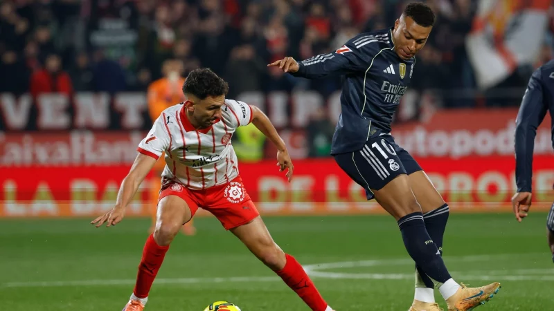 Kylian Mbappé (r) traf per Strafstoß für Real Madrid. - © Joan Monfort/AP/dpa