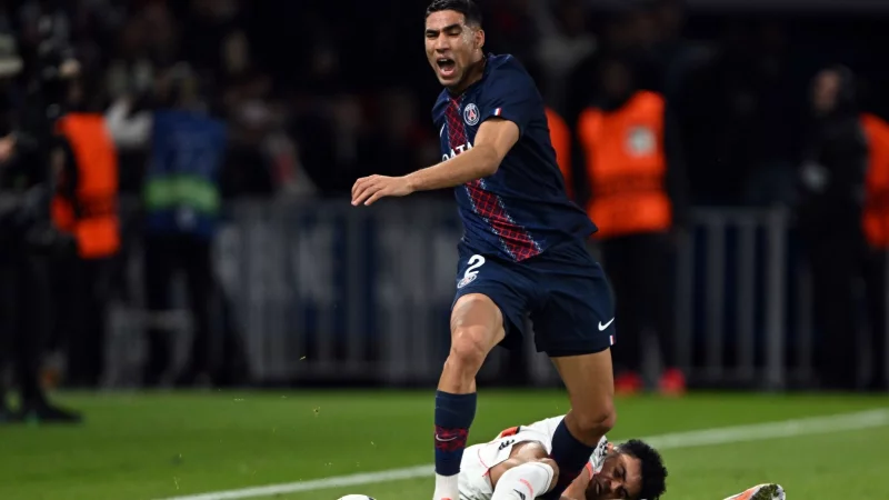 Für dieses Foul gegen Achraf Hakimi wurde Luis Díaz gesperrt. (Archivbild) - © Federico Gambarini/dpa